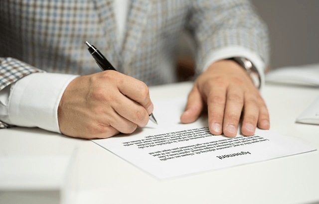 Signing a contract for real estate investment